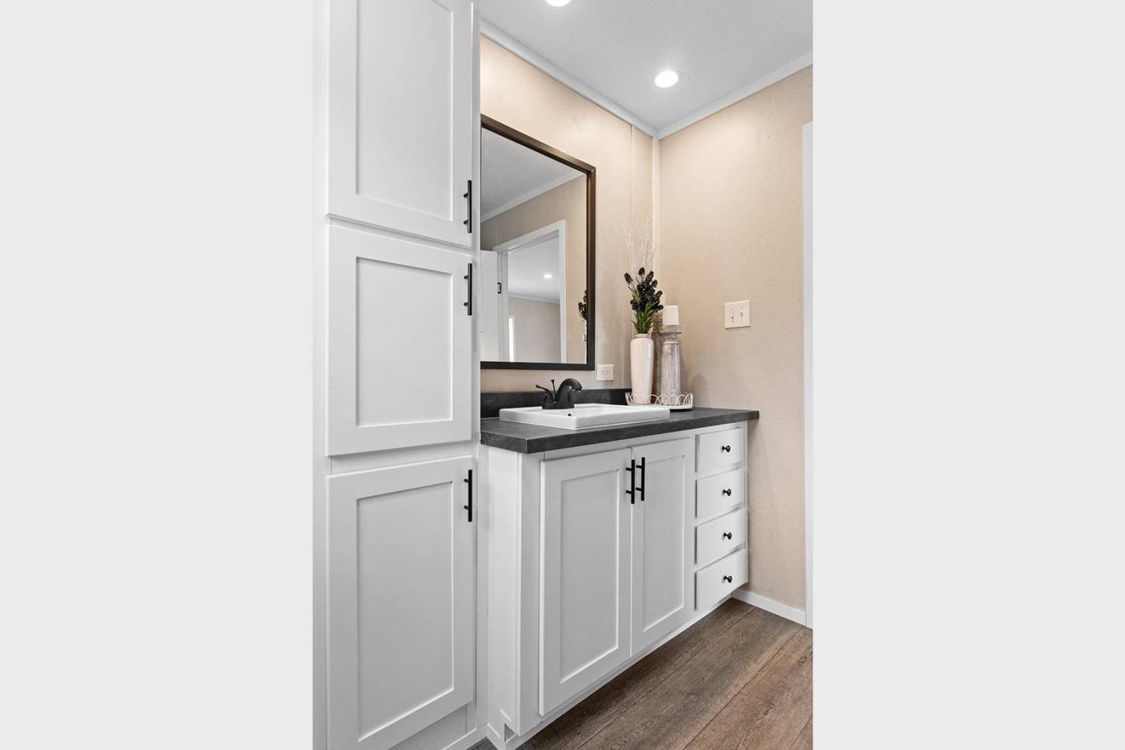 Sierra (lot model) bathroom home features