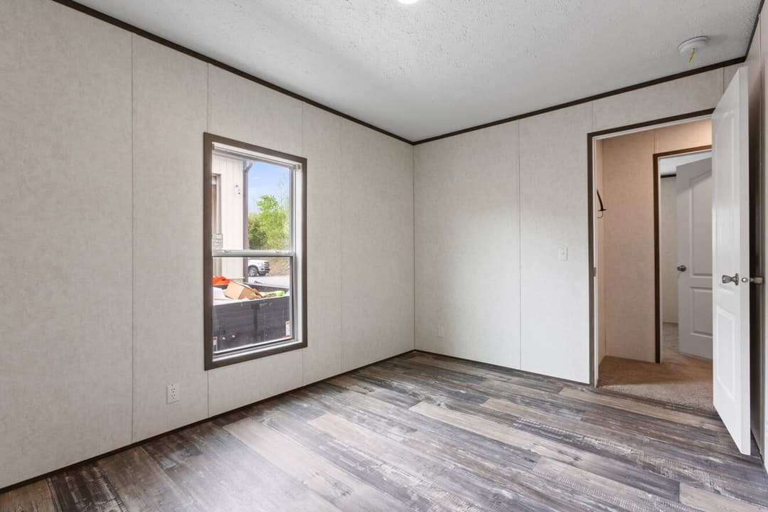 Express 28443w bedroom home features