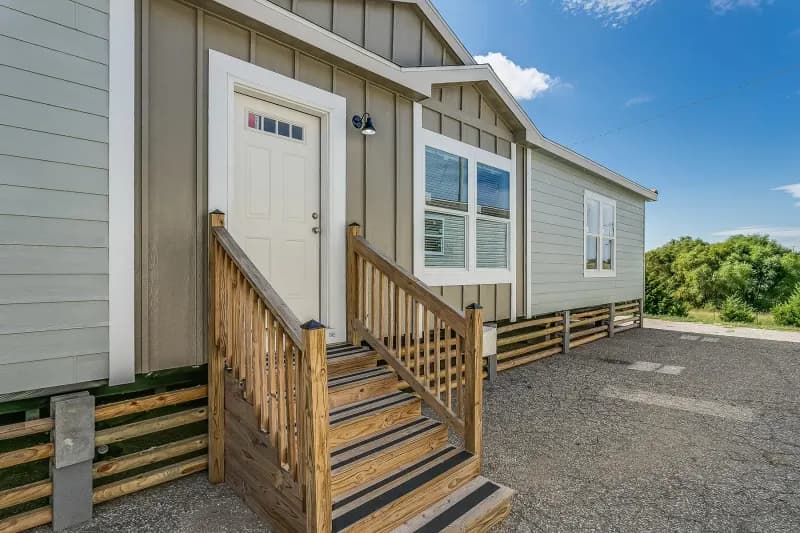Skyliner 4732b elevation and exterior home features