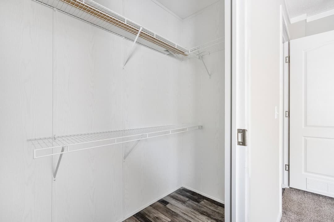 Uproar 28483u interior home features