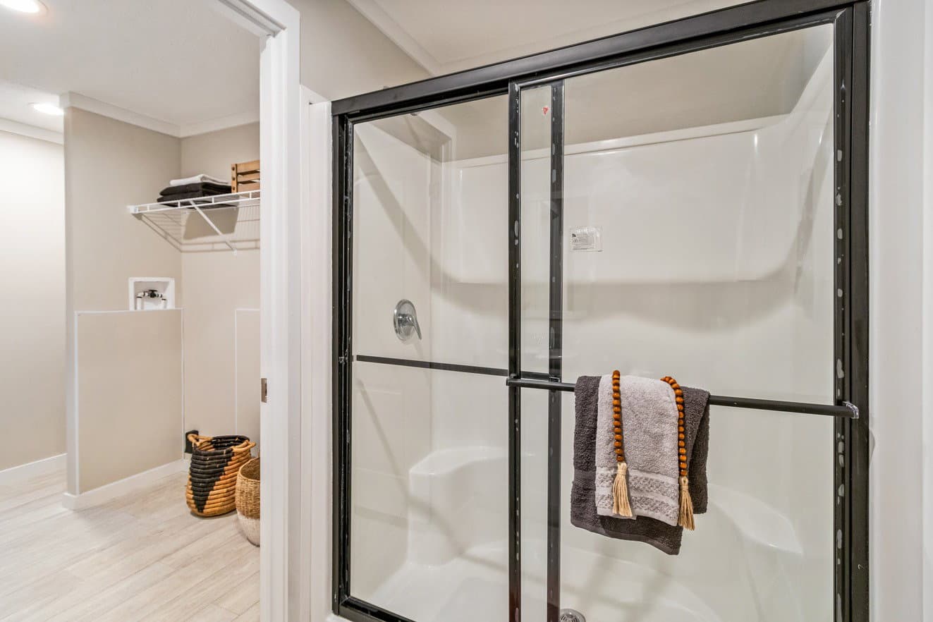 Urban 16462u bathroom home features