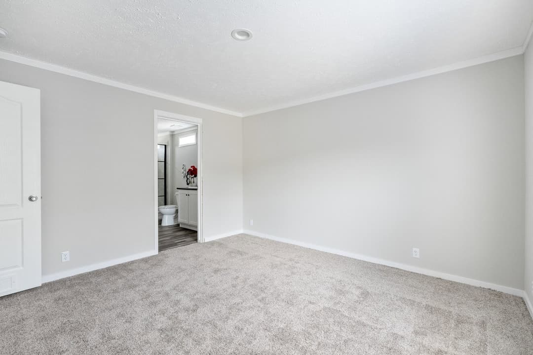 Uproar 28483u bedroom home features