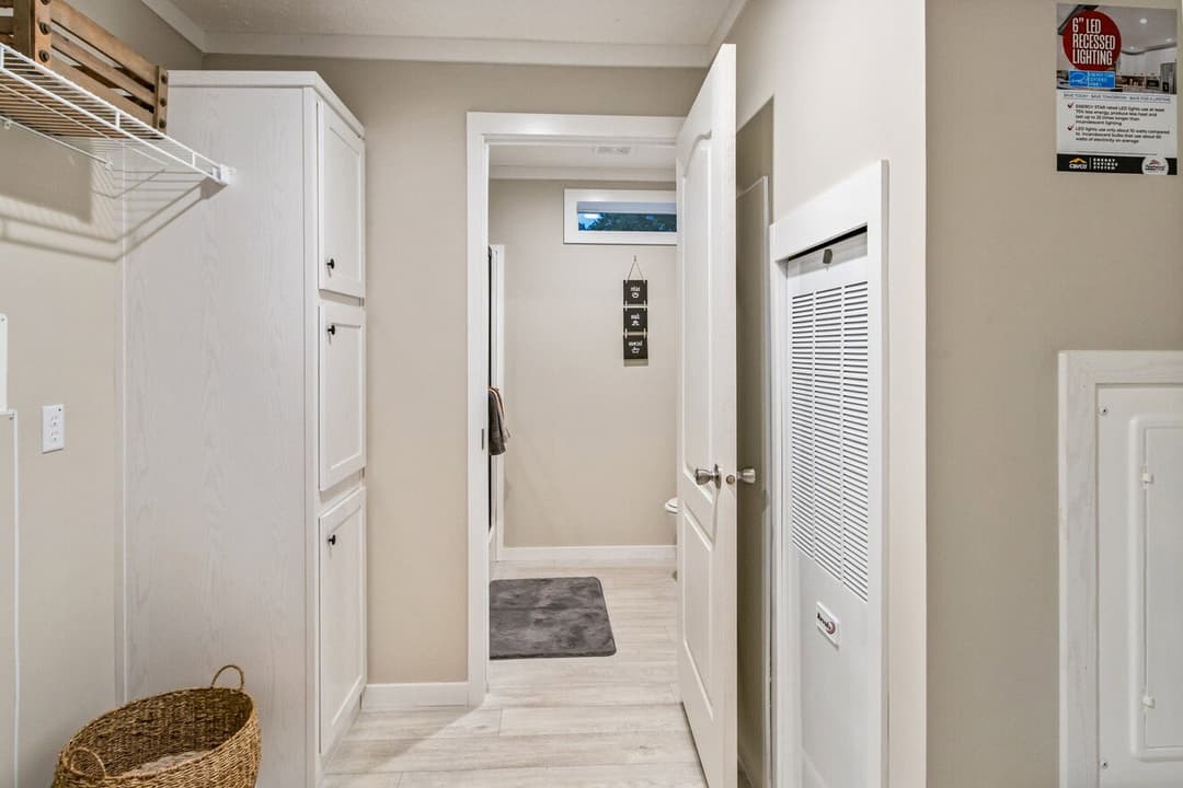 Urban 16462u interior home features
