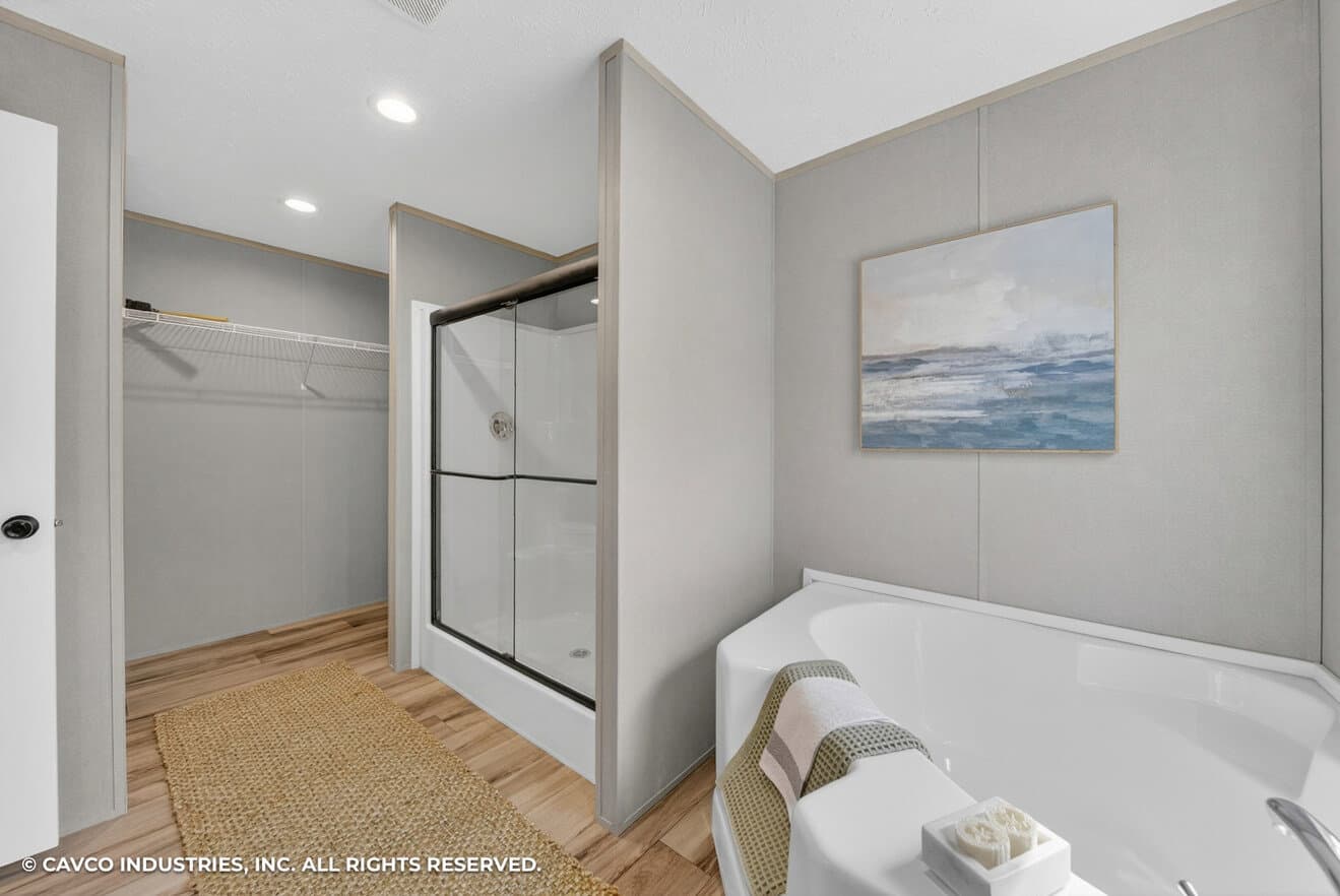 Exclamation 16763i bathroom home features