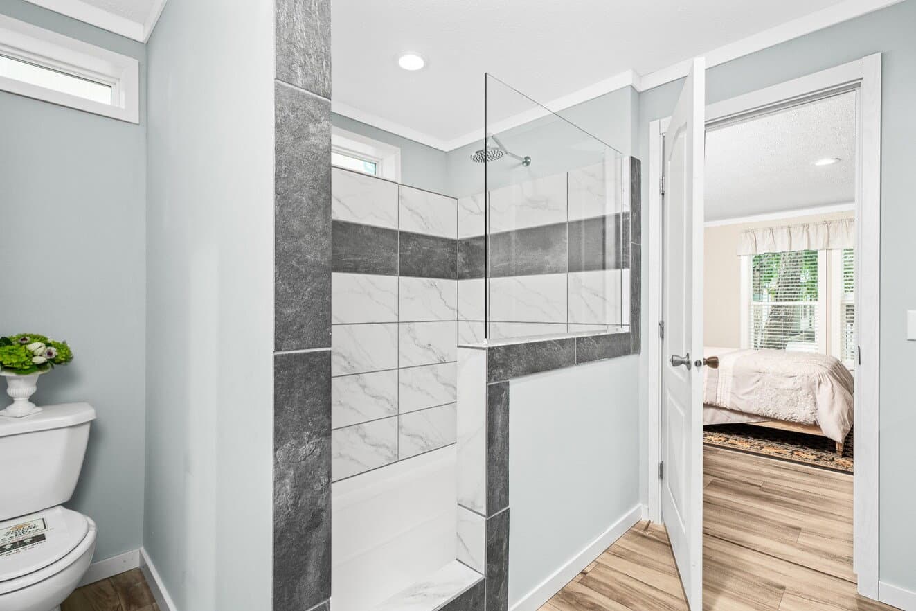X model 32684x bathroom home features