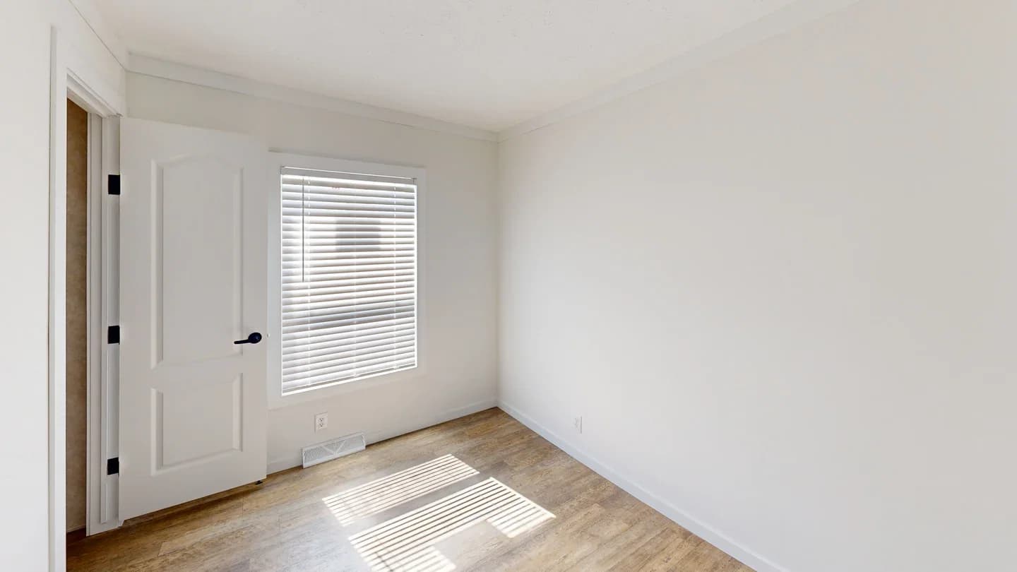 6481ls (standard) bedroom home features